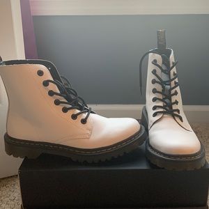 White, 1460 Smooth Leather Lace up Dr. Martens